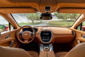 Aston Martin DBX sistema de infoentretenimiento
