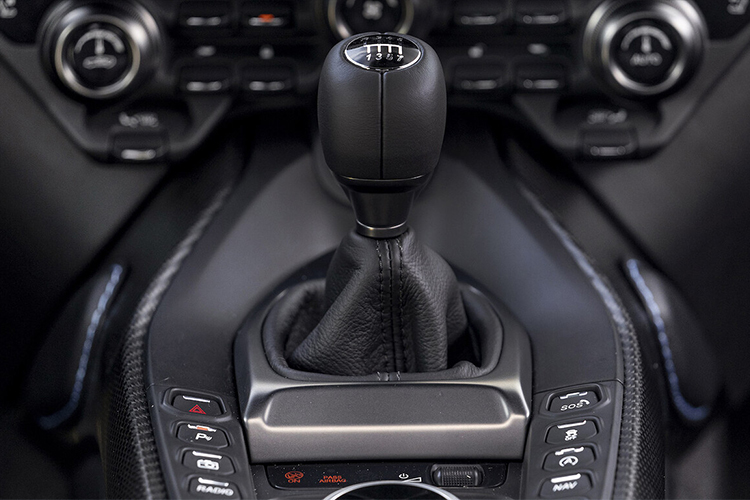 Aston Martin se despide de la transmisión manual y el desarrollo del motor V6 equipamiento autos hypercar