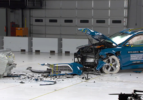 Audi e-tron vehiculo electrico más seguro del mundo sistema de frenado de emergencia automático