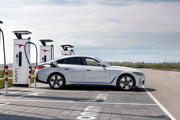 BMW i4 llega la berlina fastback eléctrica diseño innovaciones tecnología
