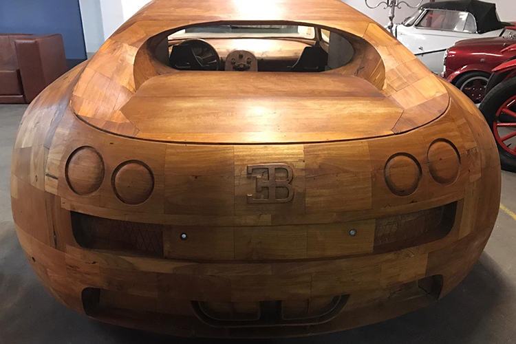 Bugatti Veyron construido en madera logo