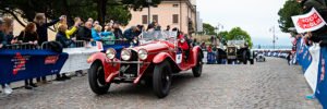 Celebración Anual de Carrera 1000 Miglia en Italia velocidad motor calidad resistencia de 1927 a 1957 por accidente cancelan mille miglia. marcas italianas y europeas bmw mercedes benz alfa romeo lancia porsche jaguar maserati motor durabilidad tiempo brescia roma brescia competencia recorre todo italia