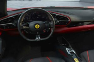 Ferrari 296 GTB híbrido hypercar sistema de infoentretenimiento acabados