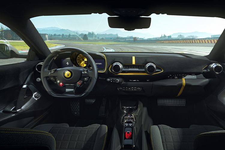 Ferrari 812 Competizione, el bólido de unidades limitadas interior espacio desempeño