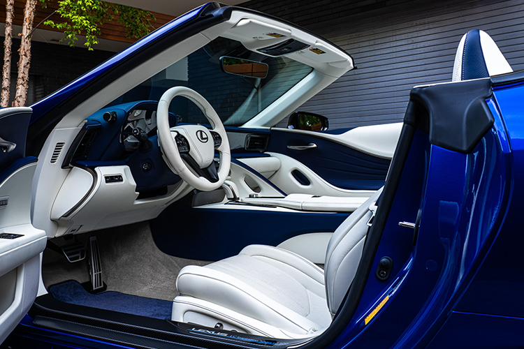 Lexus LC Cabrio Regatta Edition edición especial de lujo interior en blanco