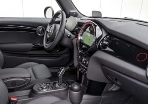 MINI Anniversary Edition 2022 edición tributo John Cooper pantalla interior acabados
