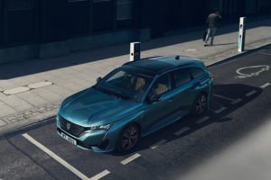 Peugeot 308 SW rediseñado en su tercera generación variantes híbridas enchufables