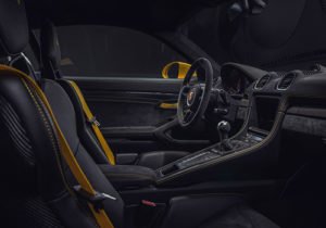 Porsche 718 Cayman GT4 interior lujo