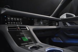 Porsche Taycan Turbo interior sistema de infoentretenimiento