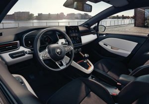 Renault Clio E-Tech volante y pantalla táctil