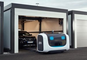 Robot valet parking recogiendo auto
