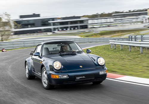Siete generaciones del Porsche 911 Turbo compiten en una carrera - modelo 964 segunda generación