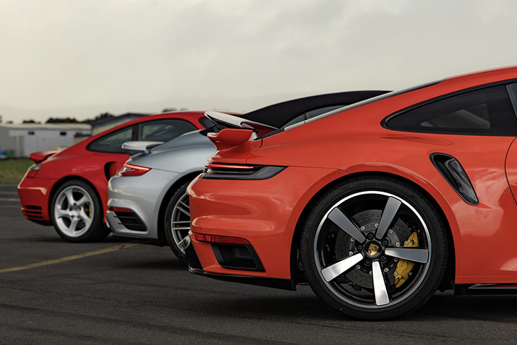 Siete generaciones del Porsche 911 Turbo compiten en una carrera modelos deportivos potencia