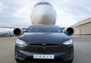 Tesla Model X remolcando avion