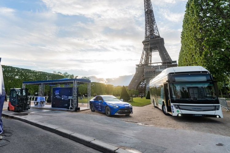 Toyota ilumina la torre Eiffel junto a Energy Observer Development energías renovables desempeño equipamiento pilas de combustible de hidrógeno