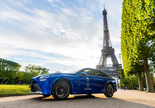 torre Eiffel junto a Energy Observer Development energías renovables modelos tecnología innovaciones autos
