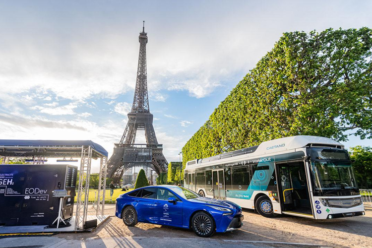 Toyota ilumina la torre Eiffel junto a Energy Observer Development energías renovables pilas de combustible