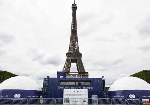  torre Eiffel junto a Energy Observer Development energías renovables plan de movilidad hidrógeno