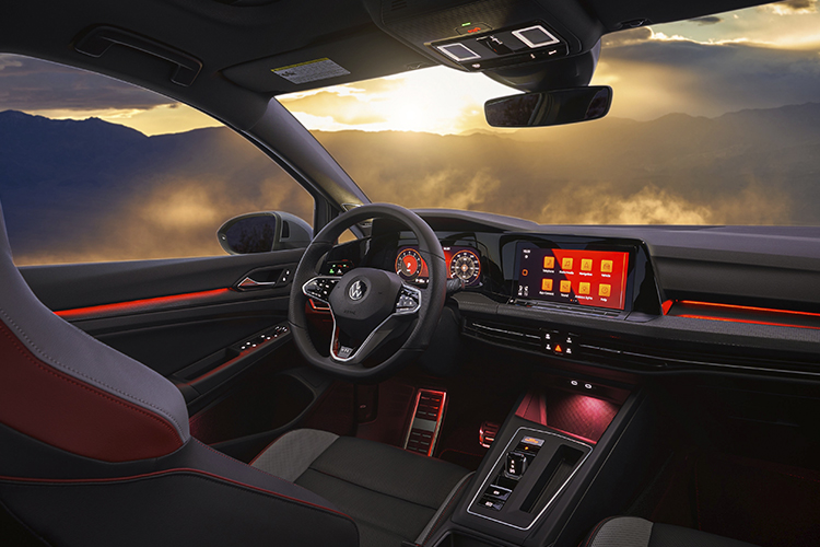 Volkswagen Golf GTI y R 2022 rediseñados sistema de infoentretenimiento pantalla