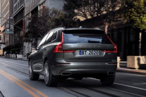 Volvo XC60 llega con variantes híbridas enchufables más seguridad
