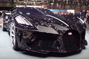 bugatti la voiture noire en auto show de ginebra