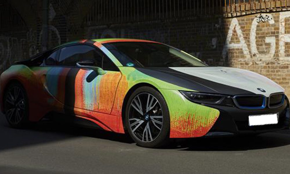 BMW i8 con estampado pintado obra de arte de artista alemán vehiculos velocidad modelo 2017 proyecto mecanismo sistema rendimiento durabilidad calidad precio obra de arte coleccion estampado BMW aleman alemania precio exhibición