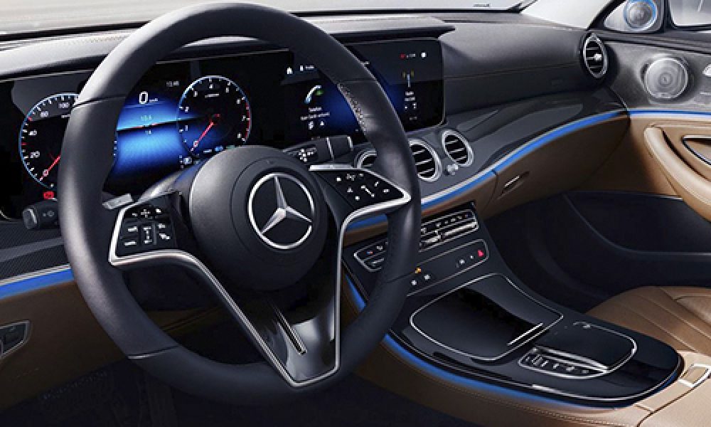Nuevo volante táctil Mercedes-Benz presentado en el Clase E