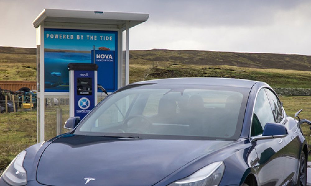 Primer estación de carga de eléctricos alimentada por energía aeromotriz en Escocia autos disponibilidad precio ubicacion innovaciones tecnologia diseño potencia