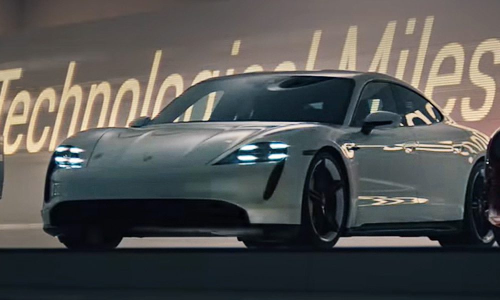 anuncio Porsche para Superbowl vehiculo 100% electrico Museo Porsche
