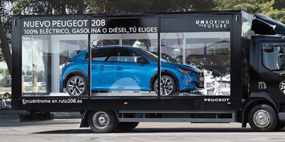 Peugeot 208 circula por España en su escaparate móvil
