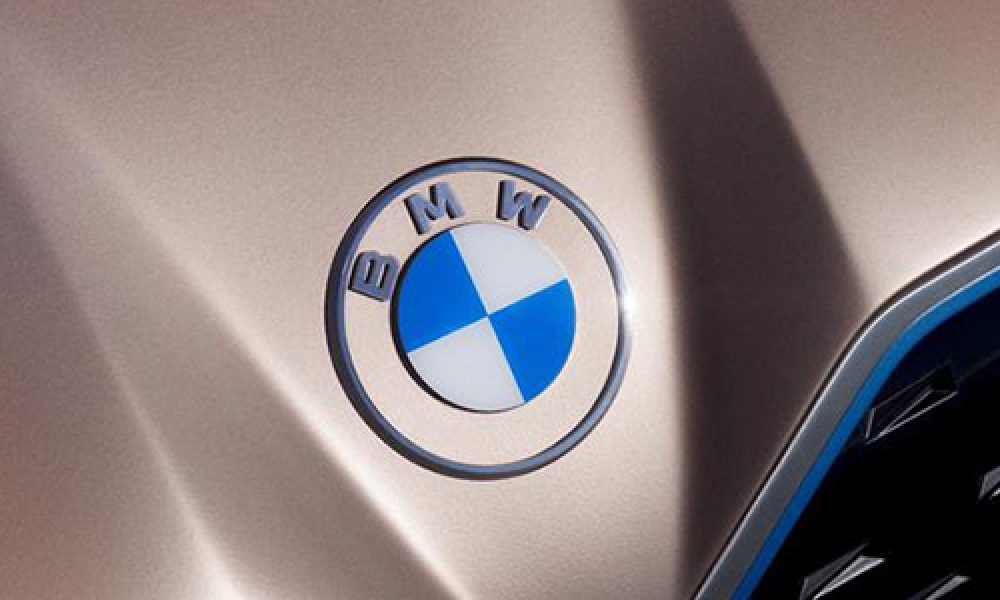logo de BMW nueva imagen publicitaria online y offline
