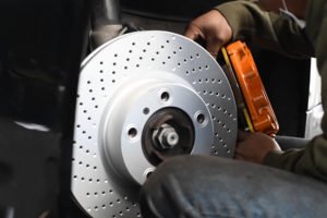 cambio de discos Porsche Cayman GTS colocación de calipers