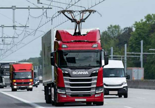 ehighway nueva autopista con linea para cargar camiones hibridos