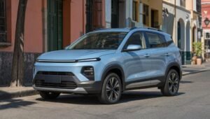 Camioneta SUV subcompacta azul estacionada en una calle urbana soleada de México