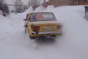 llantas de cadena sobre la nieve