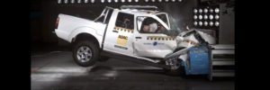 nissan np300 2018 frontier hardbody uso rudo pickup mexico destruida insegura peligrosa heridas dos cabinas cero puntuacion