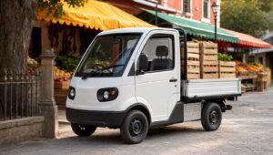 Vehículo eléctrico compacto de carga con huacales de frutas y verduras frente a un mercado