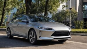 Auto híbrido plateado estacionado en una avenida urbana arbolada de México