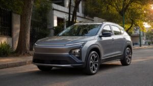 SUV subcompacto gris estacionado en una calle arbolada de Mexico al atardecer