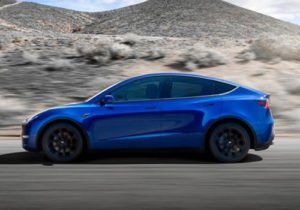 tesla model Y en color azul perfil