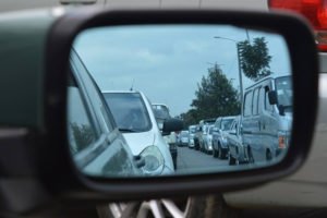 trafico visto desde espejo
